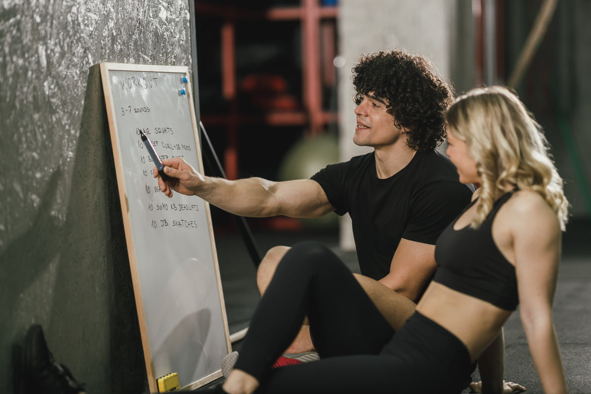 HIIT wechselt kurze, hochintensive Phasen mit Erholung ab.