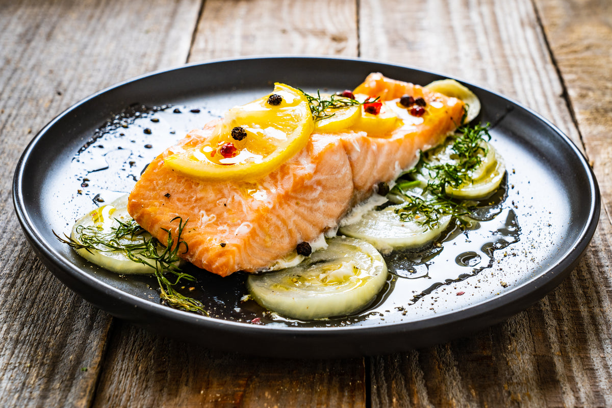 Ein bis zwei Fischmahlzeiten pro Woche gelten als üblicher Richtwert für ausreichend Omega-3-Fettsäuren.