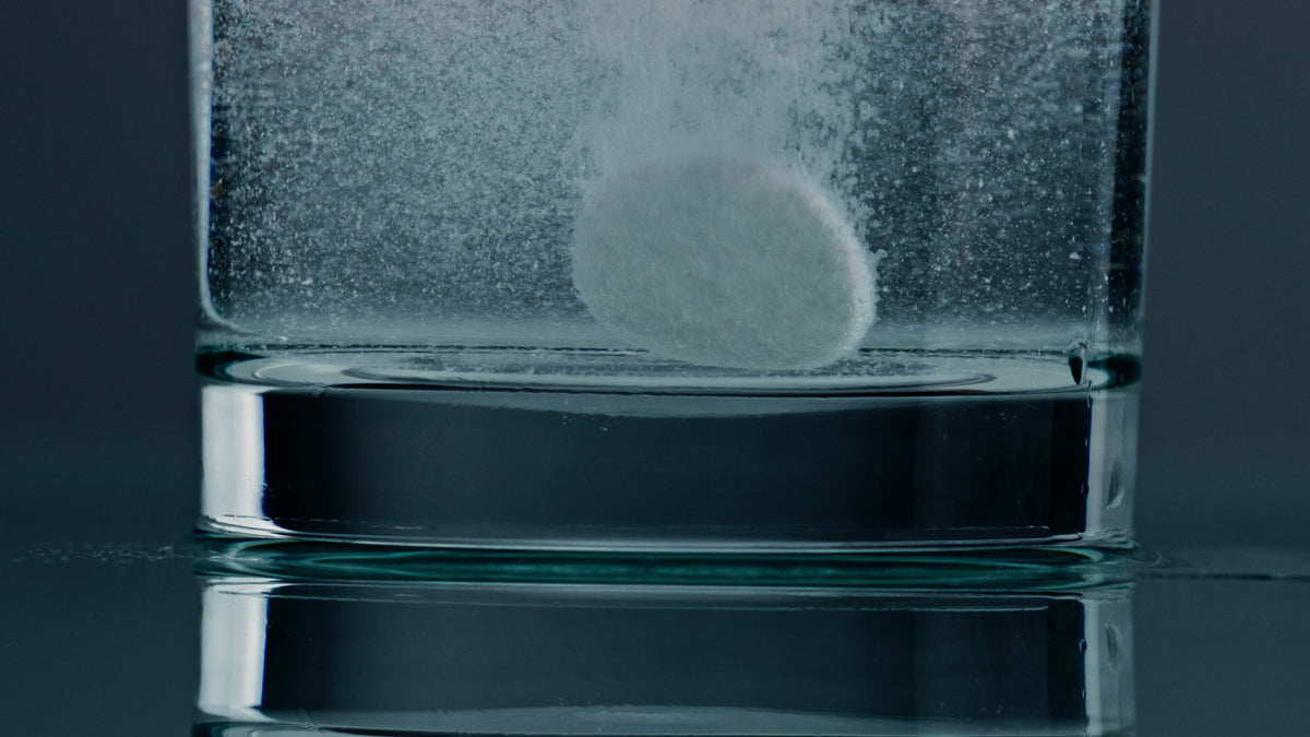 Die sogenannte „heiße Sieben“ ist eine traditionelle Anwendungsform, bei der die Tablette in warmem Wasser aufgelöst wird.